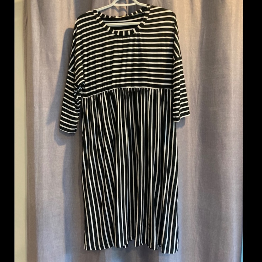 XL Women’s empire waist dress.